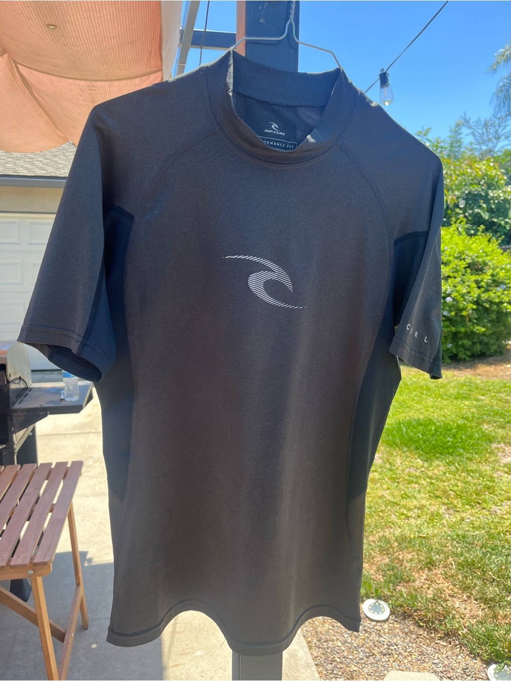 Rip Curl Men's PerformanceFit Gray/Black  Short-Sleeve Rash Guard with Gray Logo